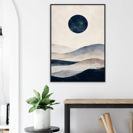 Abstrakt maritim plakat med mørkeblå sirkel og bølgende former i beige, blått og grått