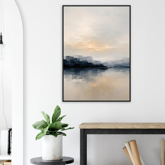 Abstrakt kystmotiv med mørk blå horisont, stille vann og varmt sollys i beige toner