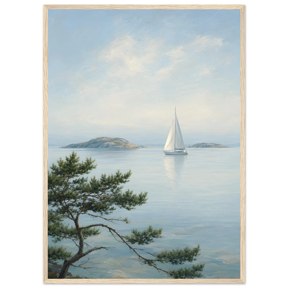 Maritim plakat med hvit seilbåt på stille sjø, svaberg og kystfuru i en lys nordisk skjærgård