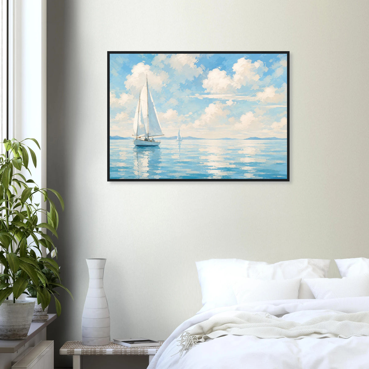Innrammet maritim plakat med seilbåt hengende over seng i et lyst skandinavisk soverom.