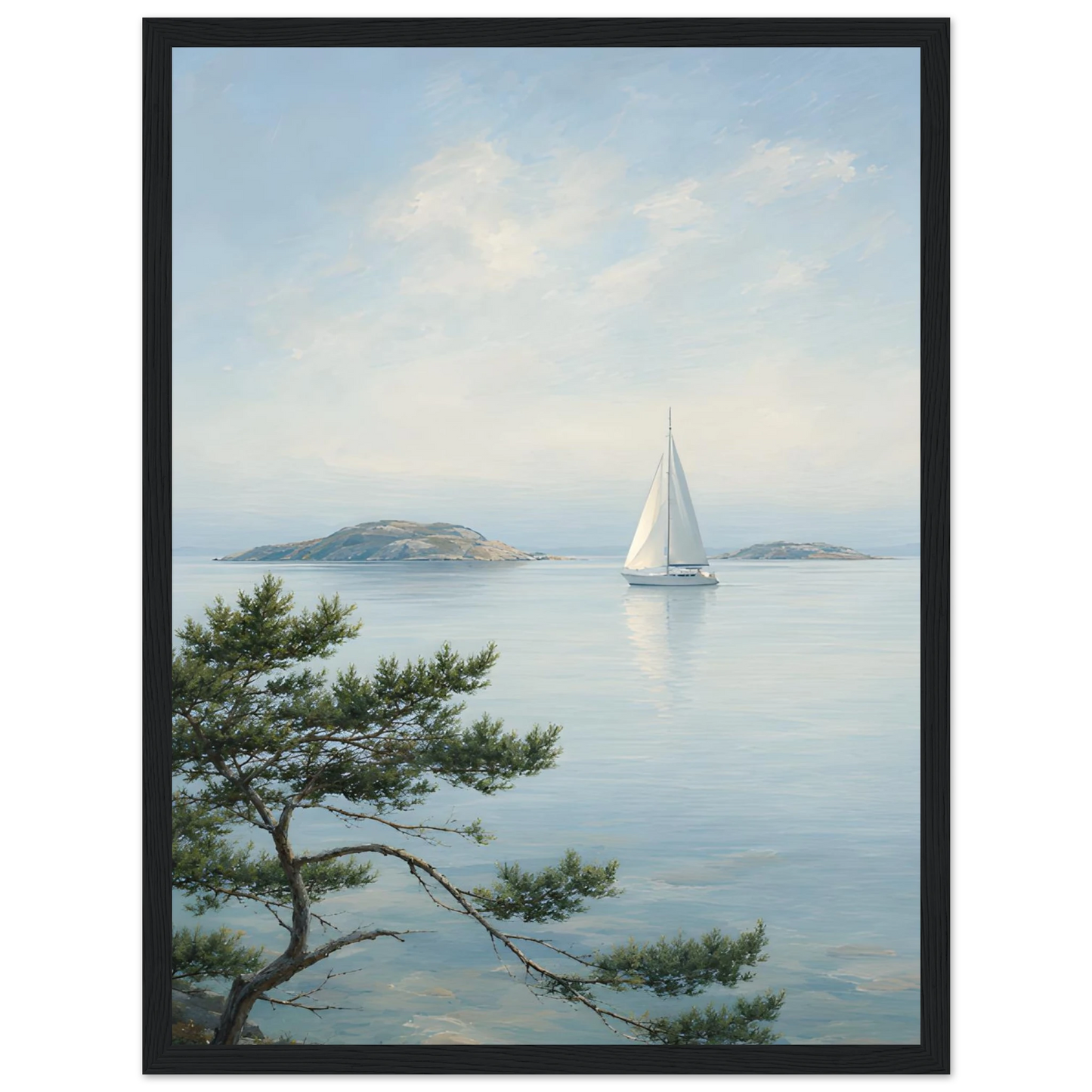 Maritim plakat med hvit seilbåt på stille sjø, svaberg og kystfuru i en lys nordisk skjærgård