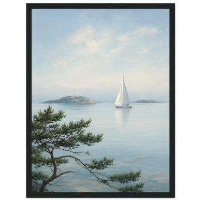 Maritim plakat med hvit seilbåt på stille sjø, svaberg og kystfuru i en lys nordisk skjærgård