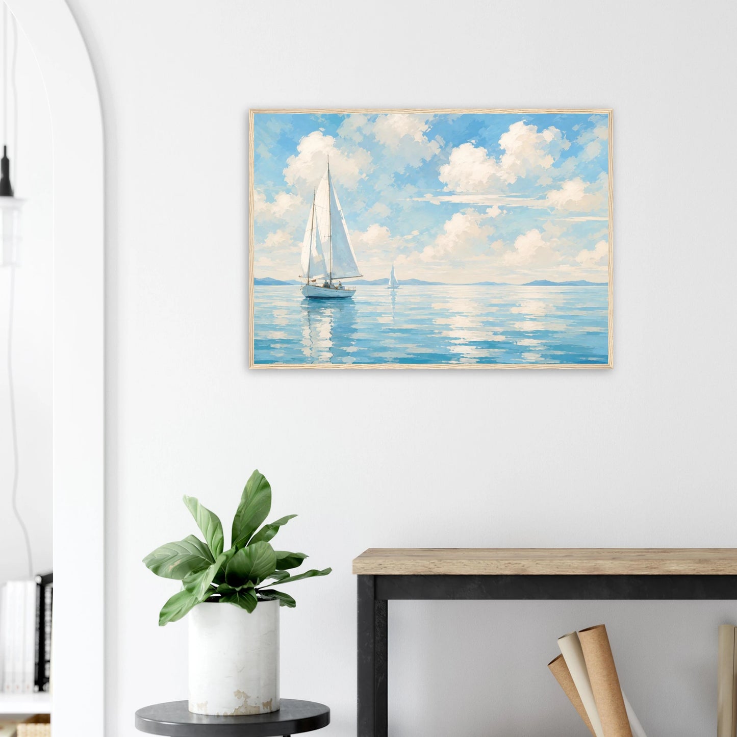 Seilbåt plakat på stille hav under blå himmel med hvite skyer