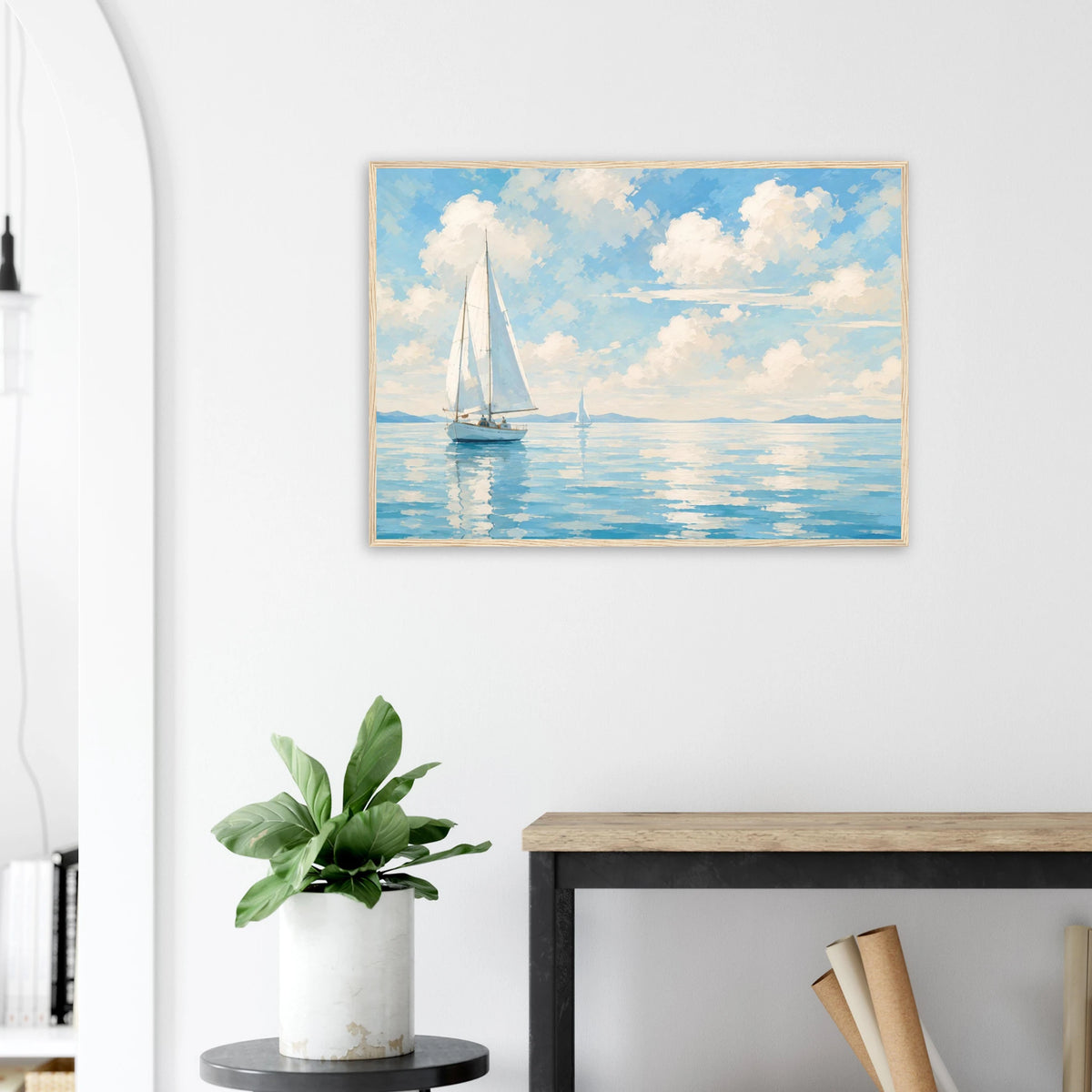 Seilbåt plakat på stille hav under blå himmel med hvite skyer