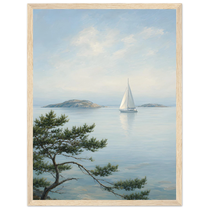 Maritim plakat med hvit seilbåt på stille sjø, svaberg og kystfuru i en lys nordisk skjærgård