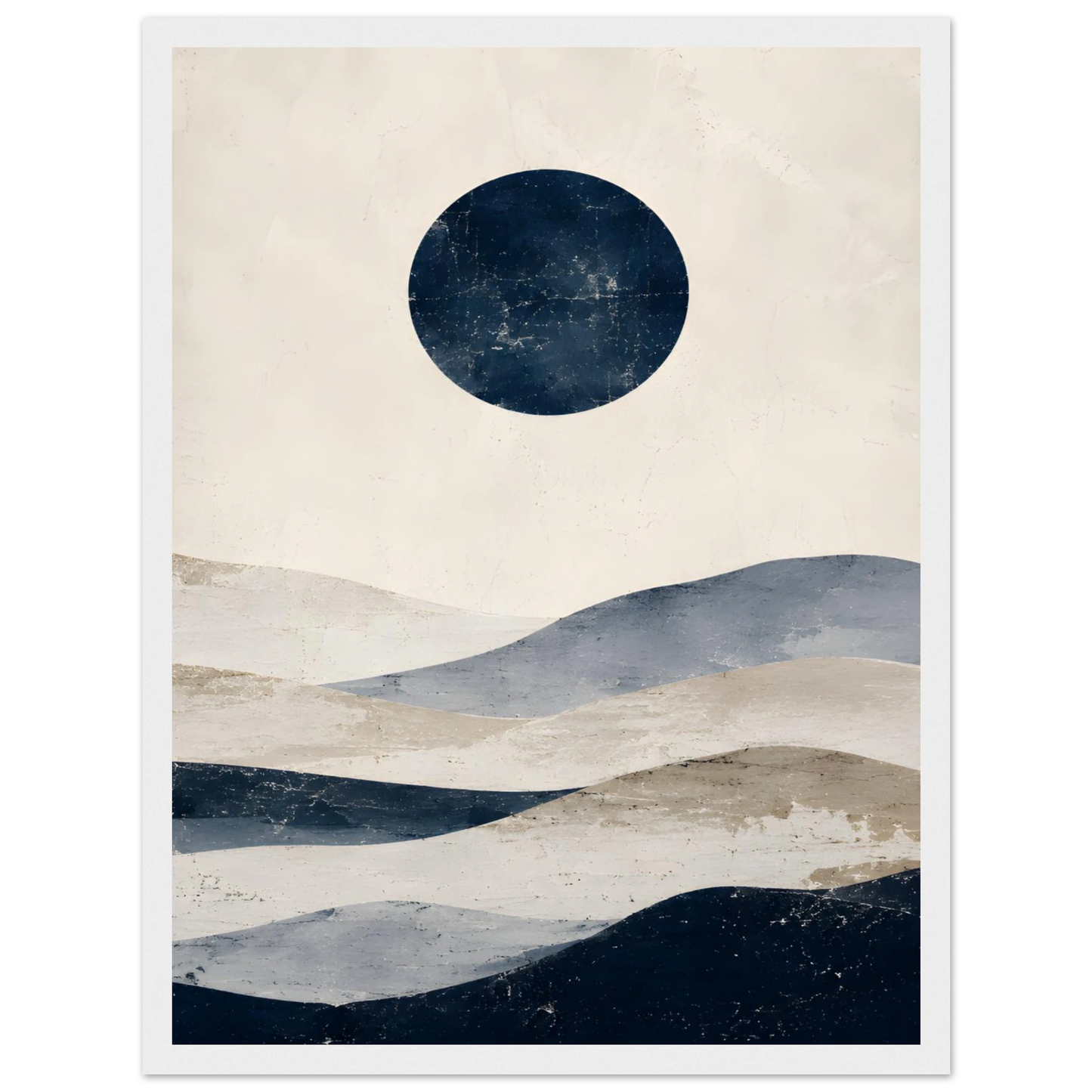 Abstrakt maritim plakat med mørkeblå sirkel og bølgende former i beige, blått og grått
