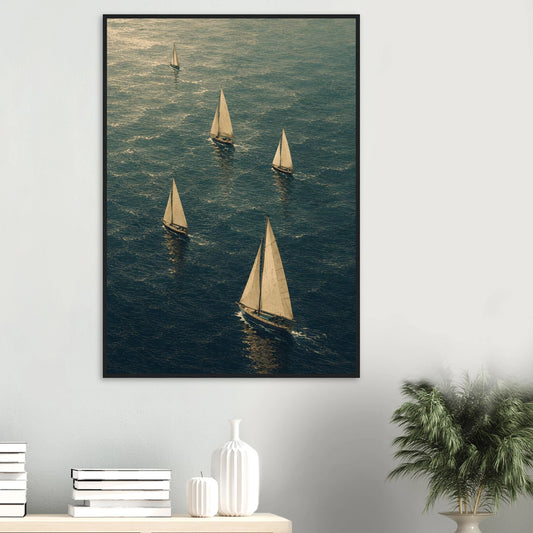 Maritim plakat med flere seilbåter som seiler over et blågrønt hav i et kunstnerisk grafisk uttrykk.