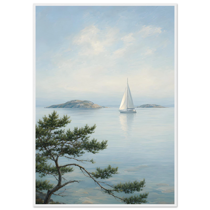 Maritim plakat med hvit seilbåt på stille sjø, svaberg og kystfuru i en lys nordisk skjærgård