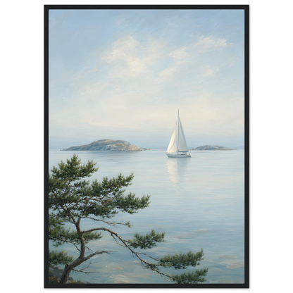 Maritim plakat med hvit seilbåt på stille sjø, svaberg og kystfuru i en lys nordisk skjærgård