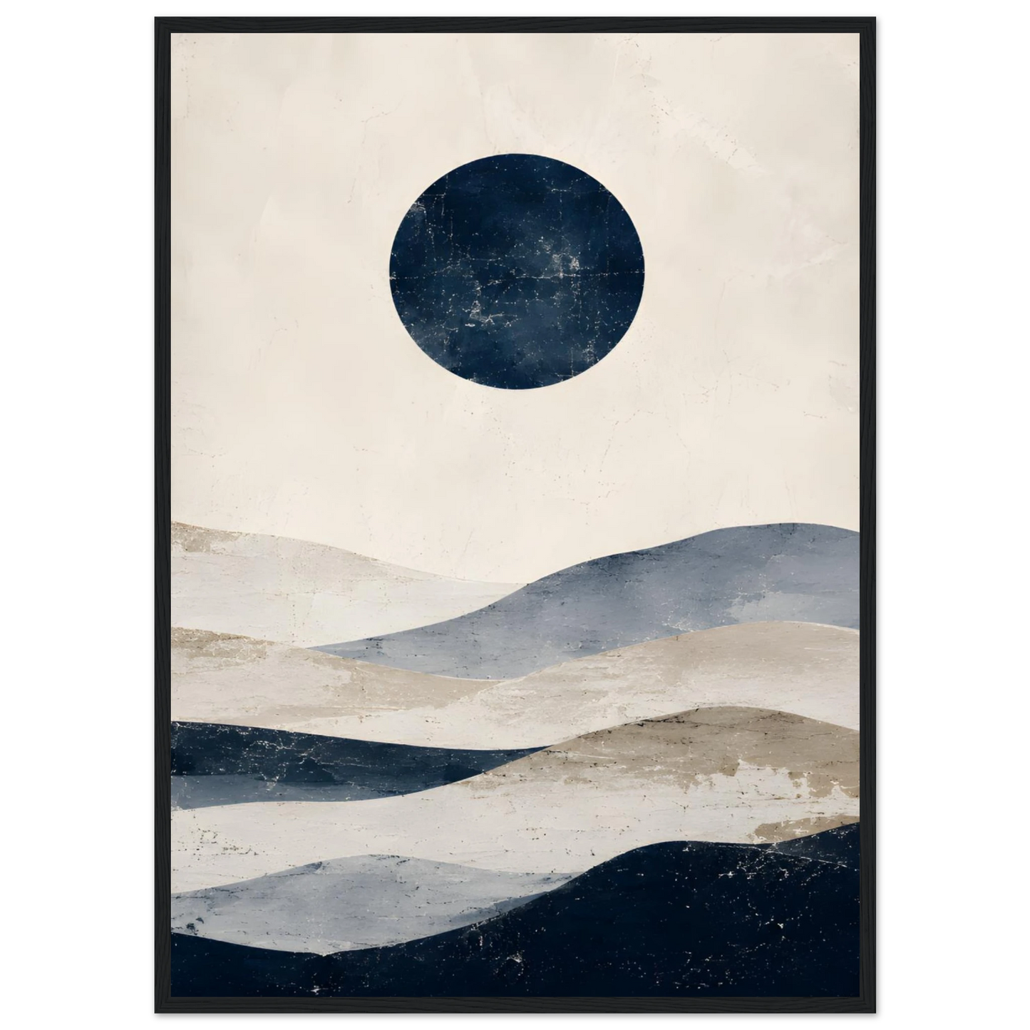 Abstrakt maritim plakat med mørkeblå sirkel og bølgende former i beige, blått og grått