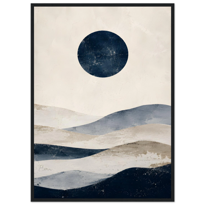 Abstrakt maritim plakat med mørkeblå sirkel og bølgende former i beige, blått og grått