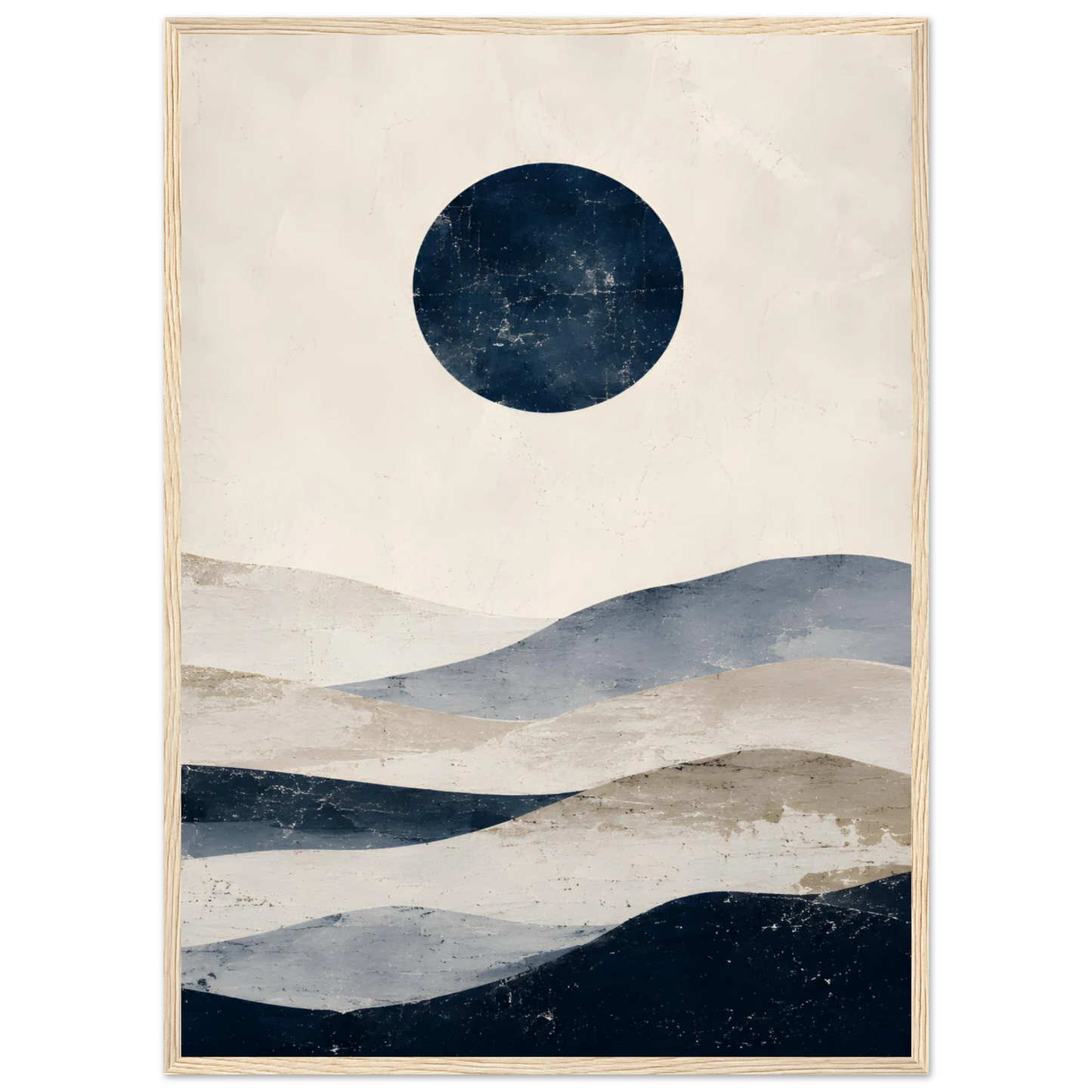 Abstrakt maritim plakat med mørkeblå sirkel og bølgende former i beige, blått og grått