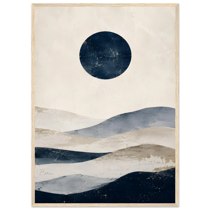 Abstrakt maritim plakat med mørkeblå sirkel og bølgende former i beige, blått og grått