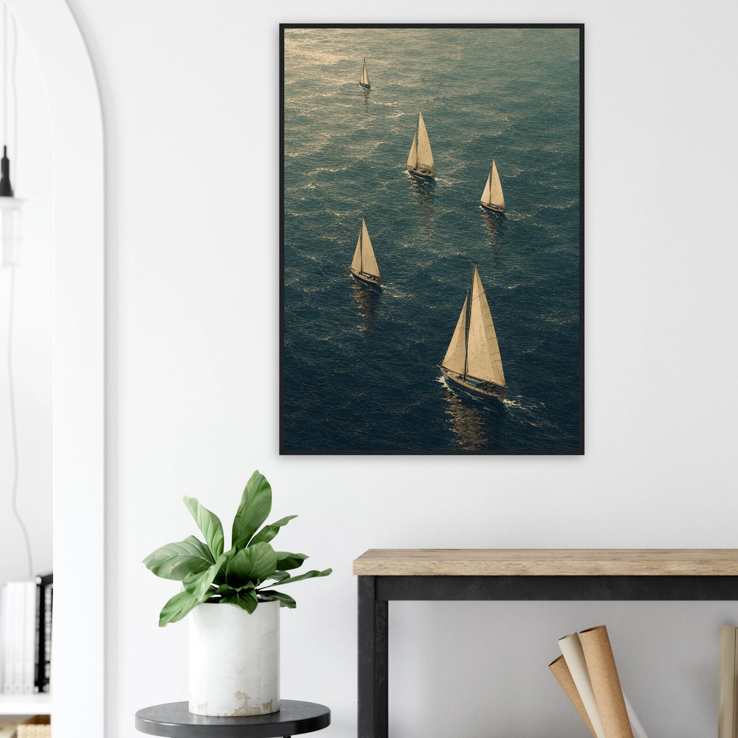 Maritim plakat med flere seilbåter som seiler over et blågrønt hav i et kunstnerisk grafisk uttrykk.