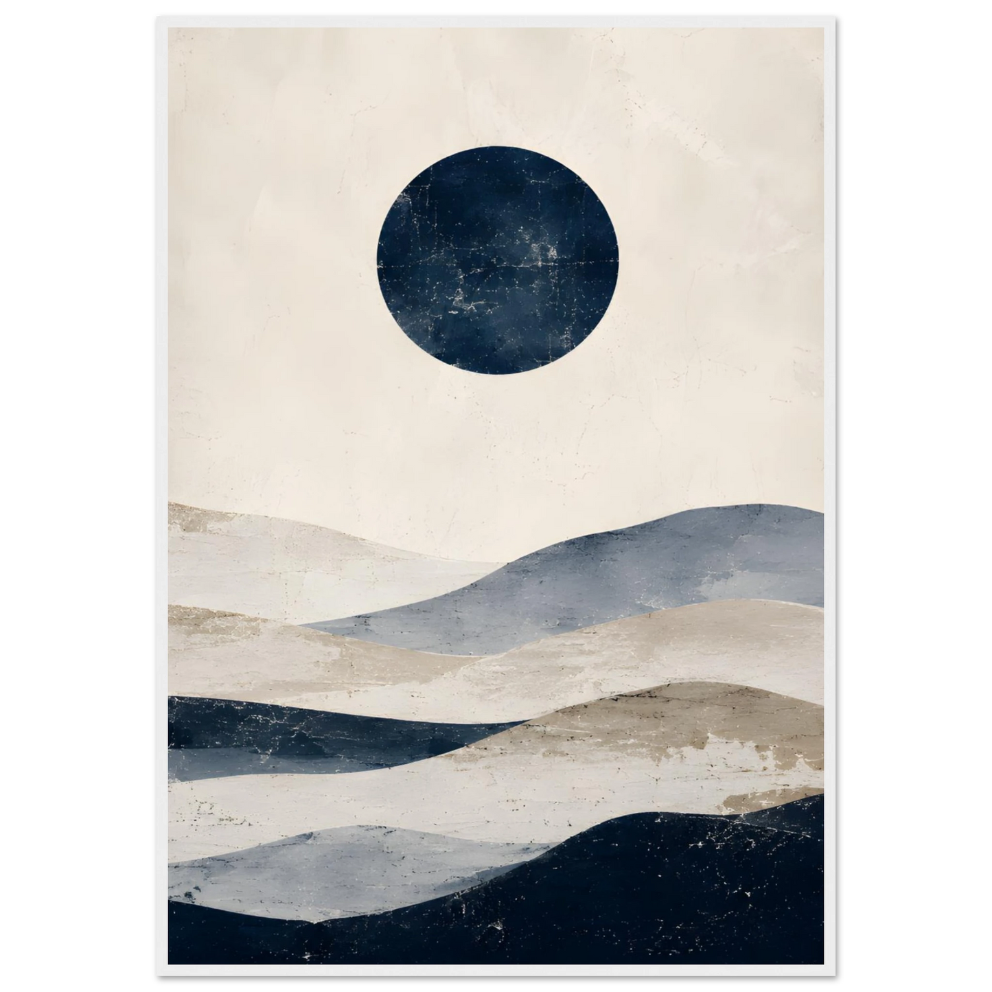 Abstrakt maritim plakat med mørkeblå sirkel og bølgende former i beige, blått og grått