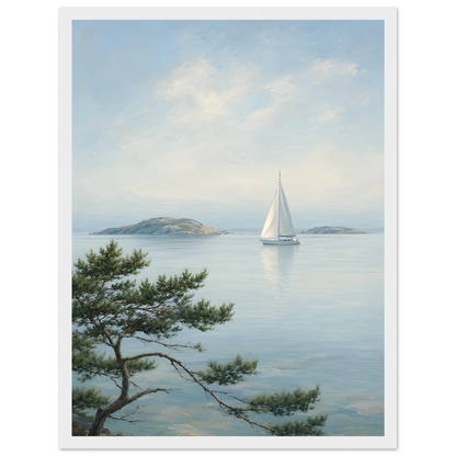 Maritim plakat med hvit seilbåt på stille sjø, svaberg og kystfuru i en lys nordisk skjærgård
