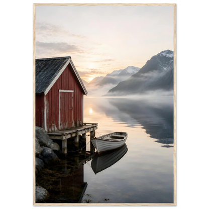 Rødt naust og hvit robåt ved en stille fjord med høye fjell og morgenlys