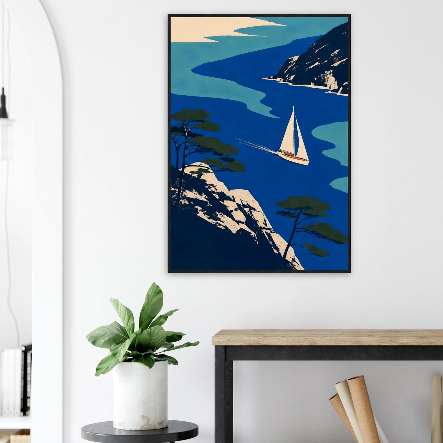 Grafisk maritim plakat med seilbåt mellom blått hav, svaberg og kystfuruer