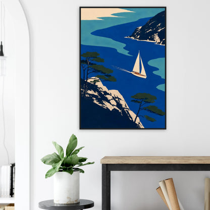 Grafisk maritim plakat med seilbåt mellom blått hav, svaberg og kystfuruer