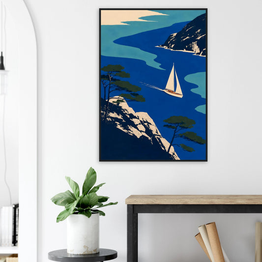 Grafisk maritim plakat med seilbåt mellom blått hav, svaberg og kystfuruer