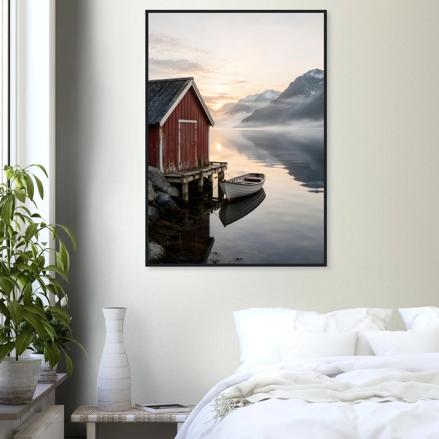 Rødt naust og hvit robåt ved en stille fjord med høye fjell og morgenlys