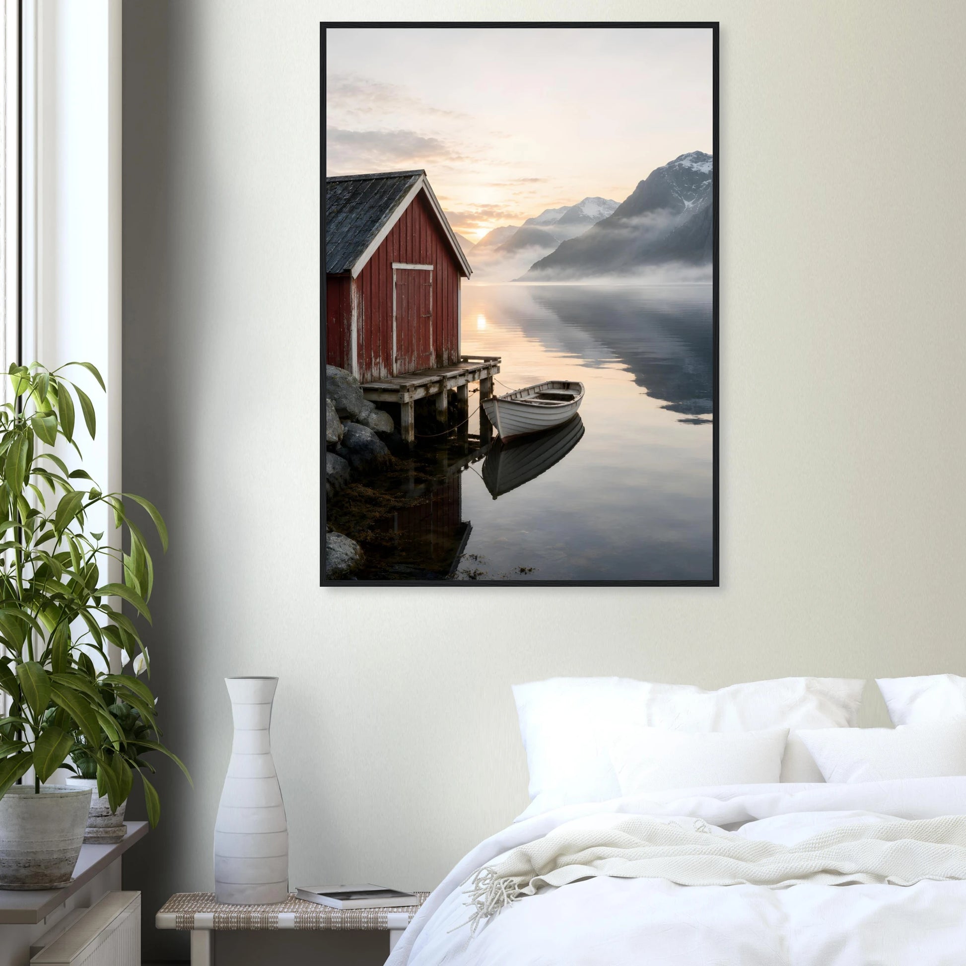Rødt naust og hvit robåt ved en stille fjord med høye fjell og morgenlys