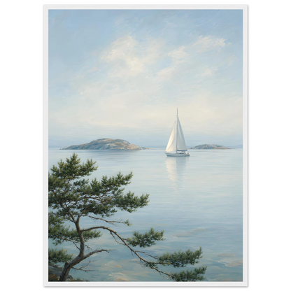 Maritim plakat med hvit seilbåt på stille sjø, svaberg og kystfuru i en lys nordisk skjærgård