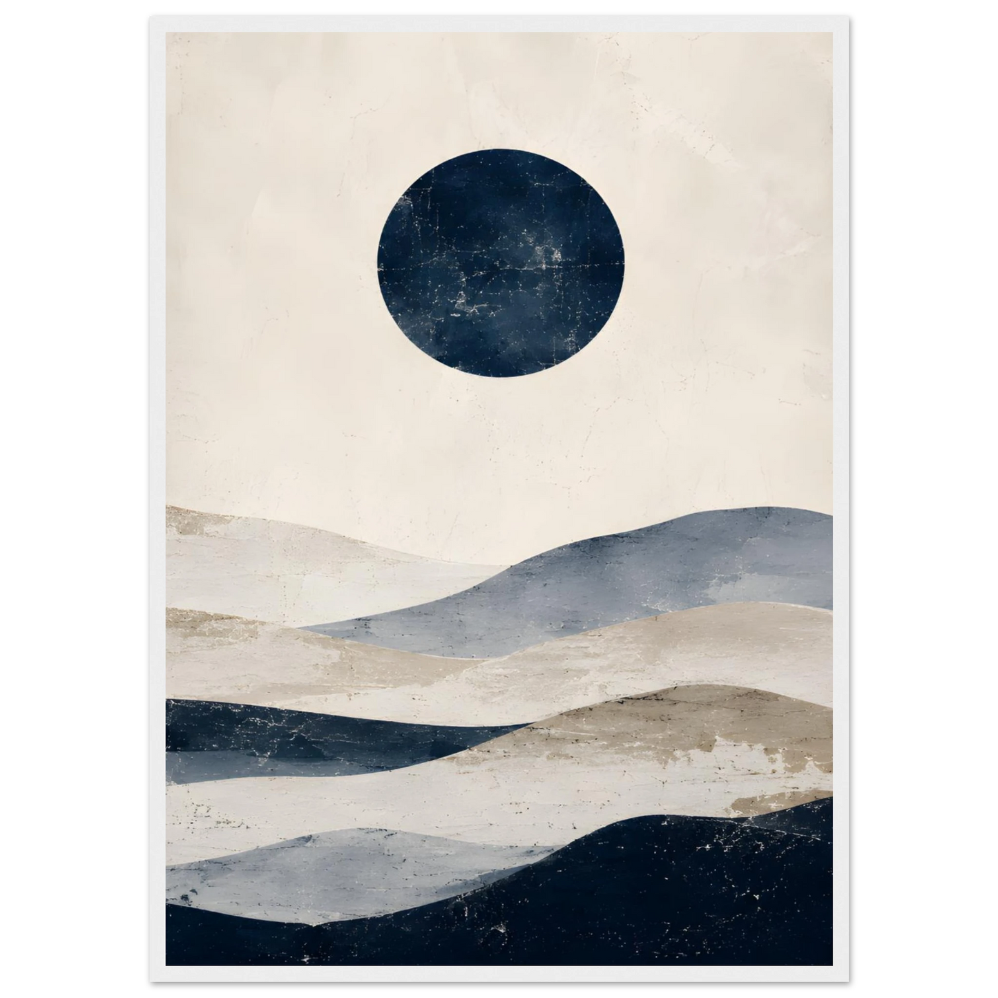 Abstrakt maritim plakat med mørkeblå sirkel og bølgende former i beige, blått og grått