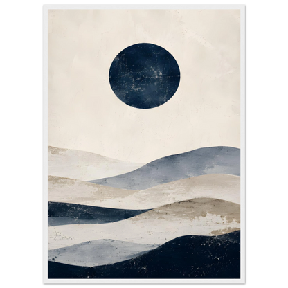 Abstrakt maritim plakat med mørkeblå sirkel og bølgende former i beige, blått og grått
