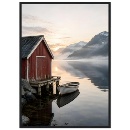 Rødt naust og hvit robåt ved en stille fjord med høye fjell og morgenlys