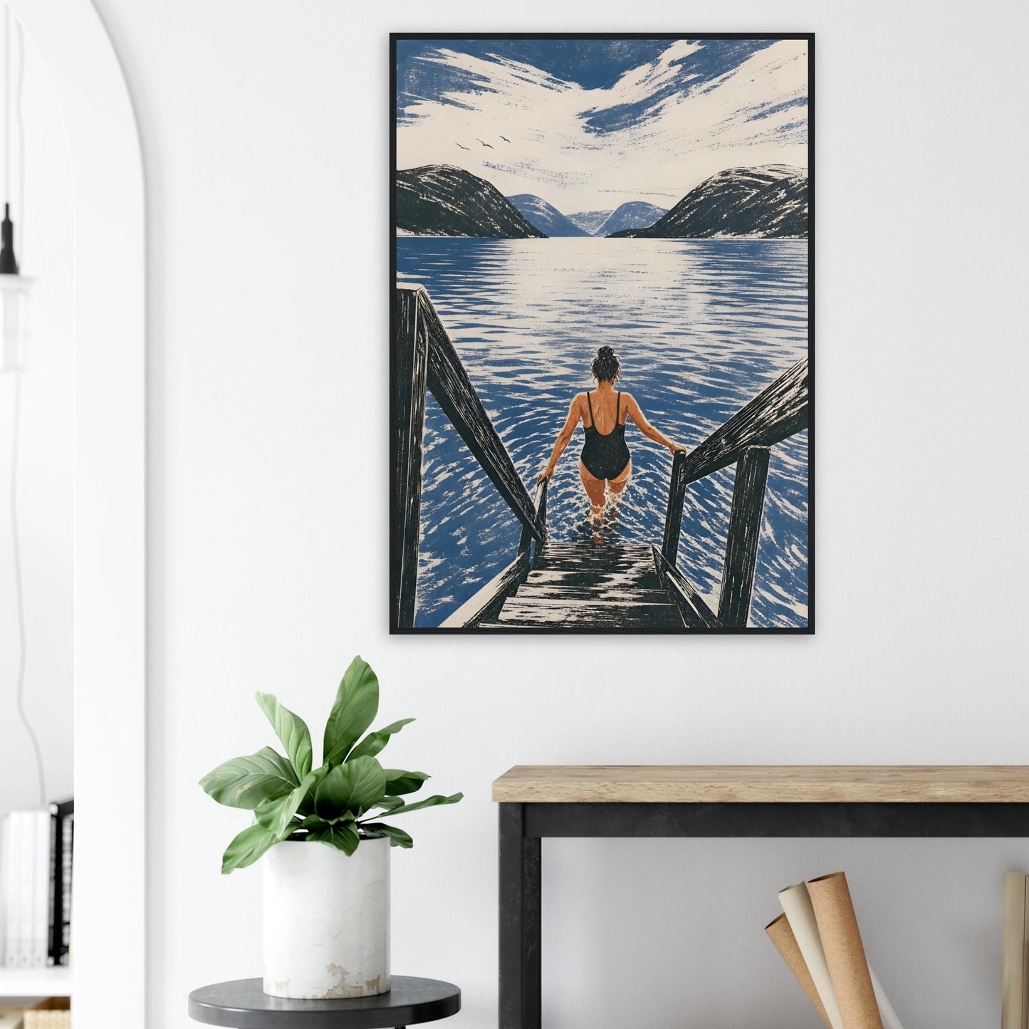 Kunstplakaten Fjordbad med en kvinne som går ned en tretrapp for å bade i en blå norsk fjord omgitt av fjell.