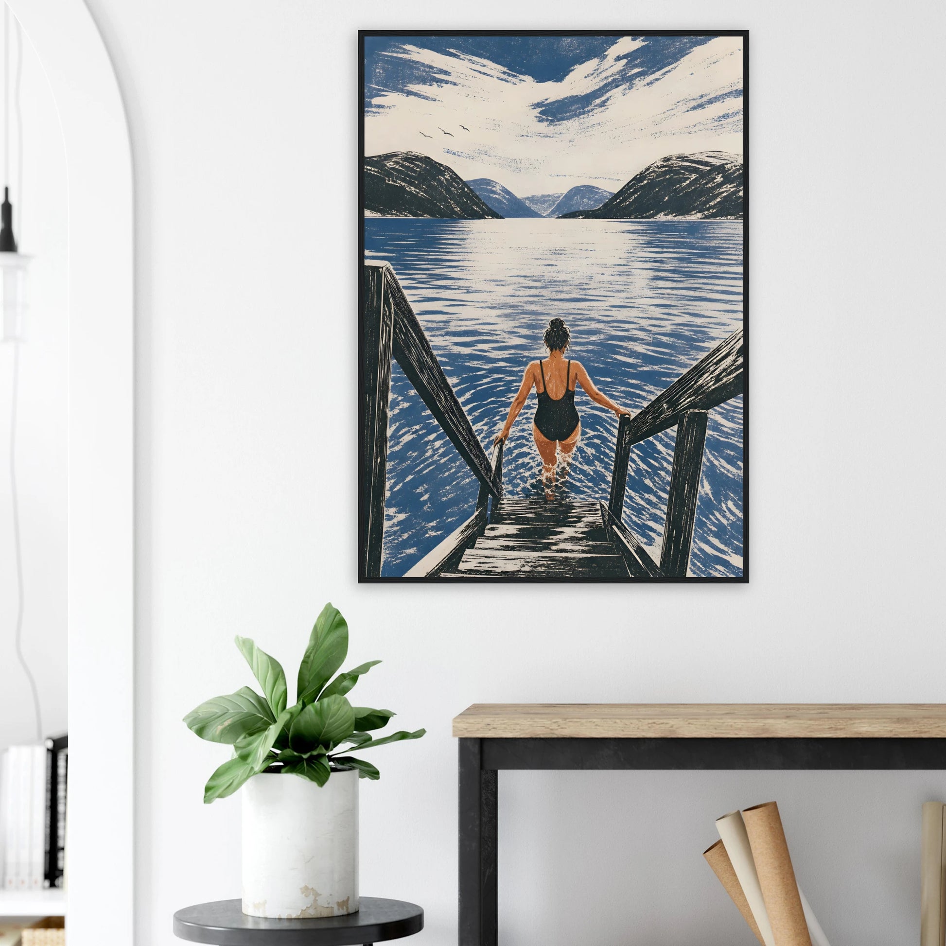 Kunstplakaten Fjordbad med en kvinne som går ned en tretrapp for å bade i en blå norsk fjord omgitt av fjell.