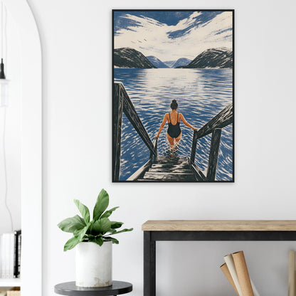 Kunstplakaten Fjordbad med en kvinne som går ned en tretrapp for å bade i en blå norsk fjord omgitt av fjell.