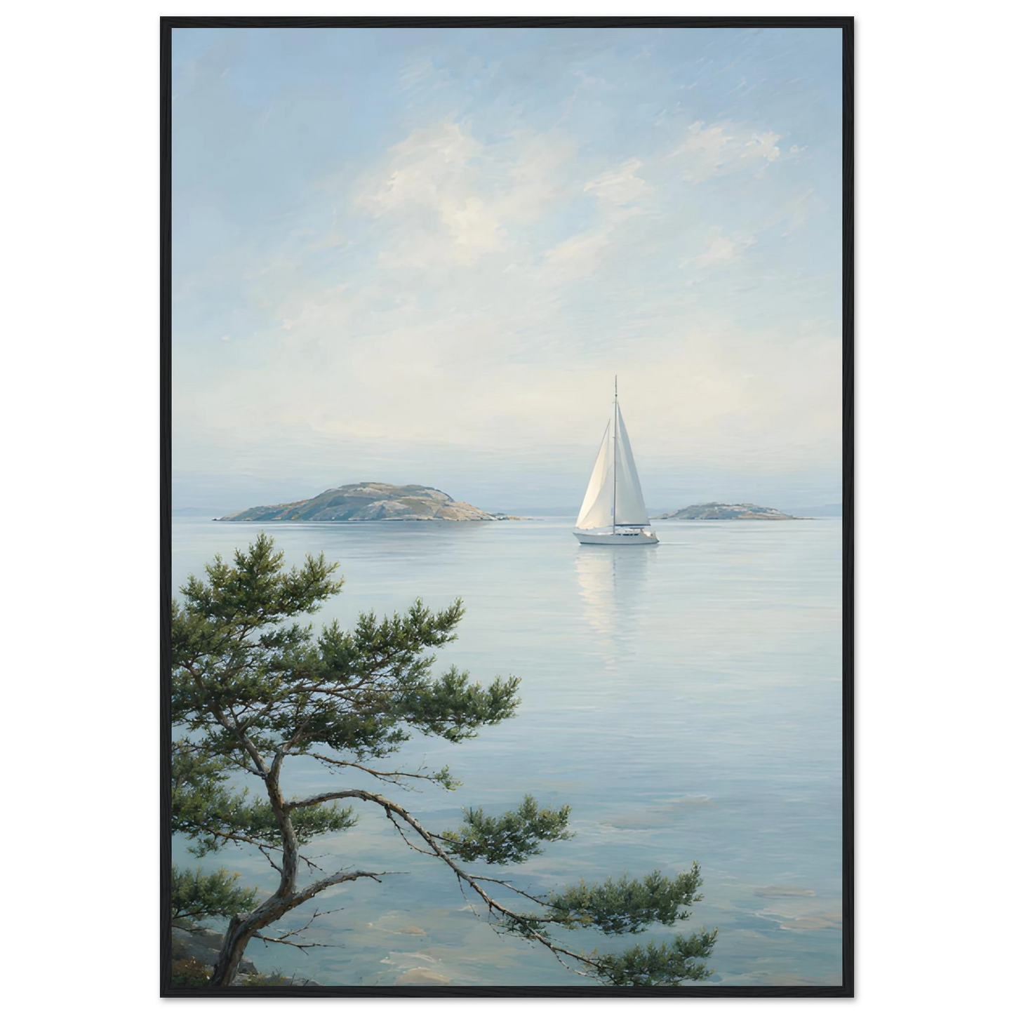 Maritim plakat med hvit seilbåt på stille sjø, svaberg og kystfuru i en lys nordisk skjærgård