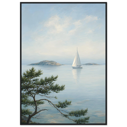 Maritim plakat med hvit seilbåt på stille sjø, svaberg og kystfuru i en lys nordisk skjærgård