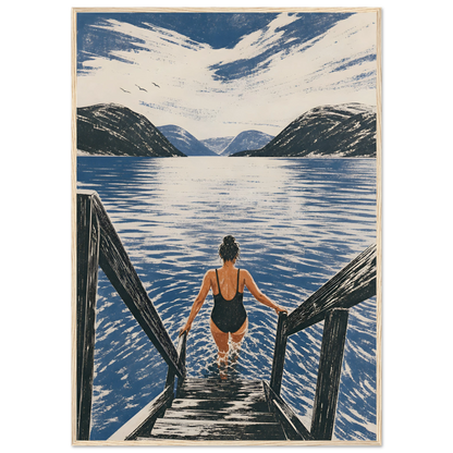 Kunstplakaten Fjordbad med en kvinne som går ned en tretrapp for å bade i en blå norsk fjord omgitt av fjell.