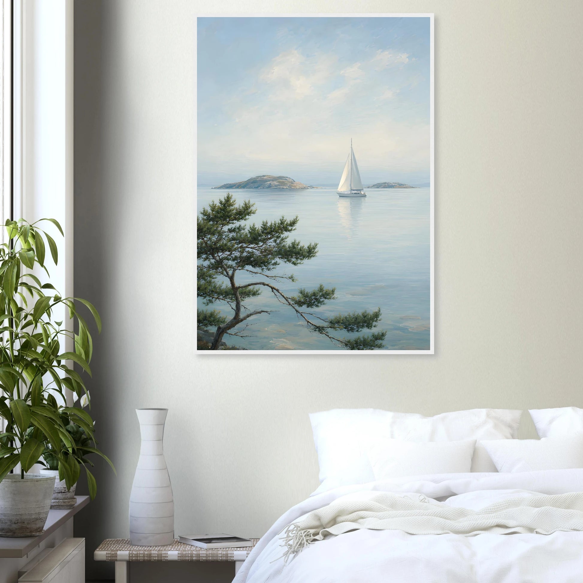Maritim plakat med hvit seilbåt på stille sjø, svaberg og kystfuru i en lys nordisk skjærgård