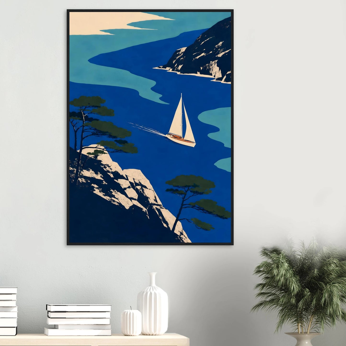 Grafisk maritim plakat med seilbåt mellom blått hav, svaberg og kystfuruer
