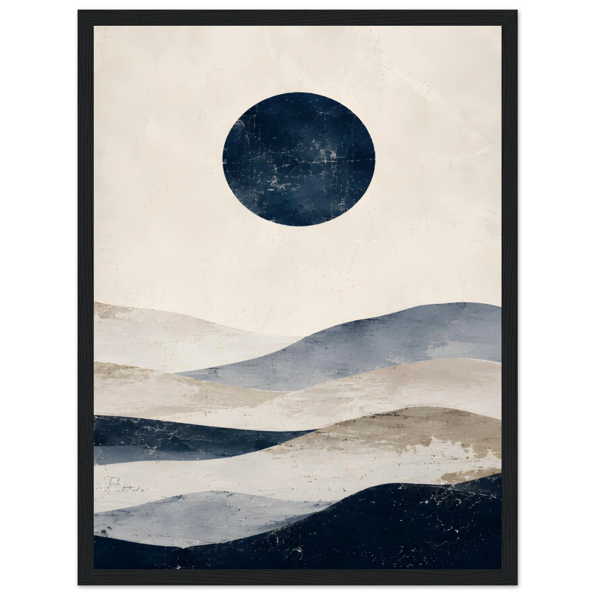 Abstrakt maritim plakat med mørkeblå sirkel og bølgende former i beige, blått og grått
