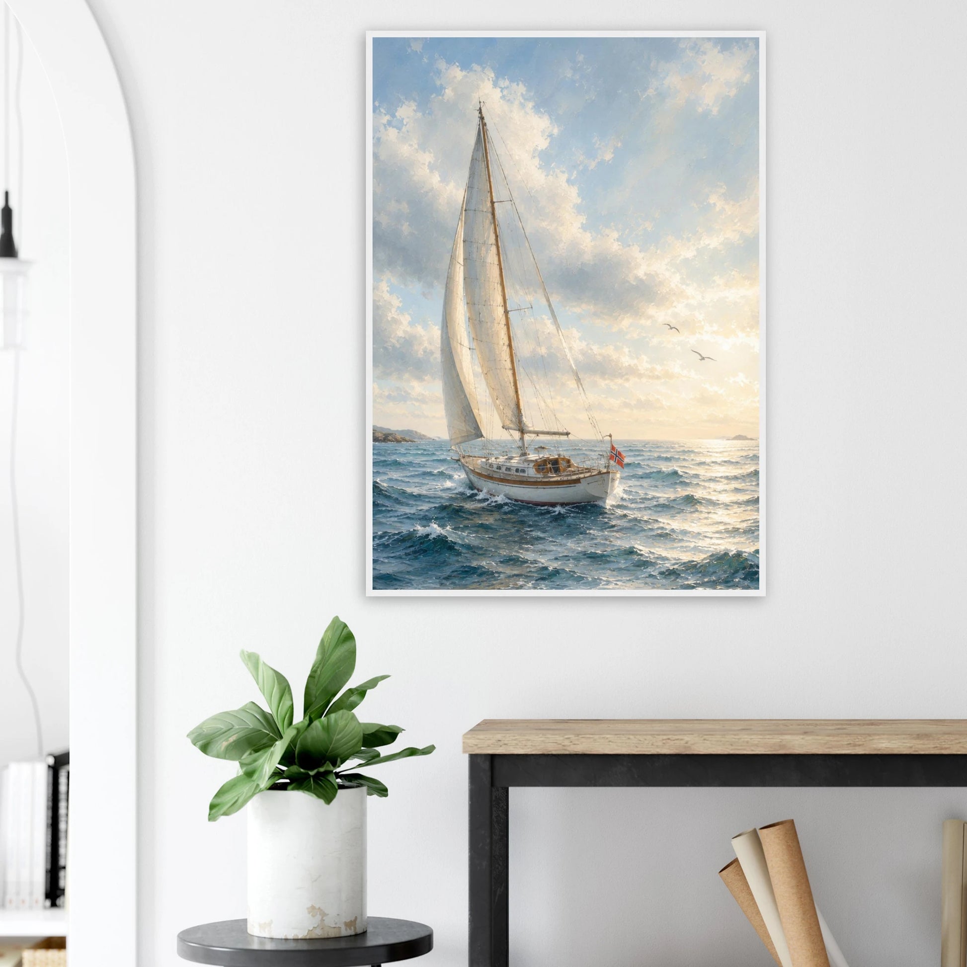Seilbåt plakat på åpent hav med norsk flagg og gyllent kveldslys