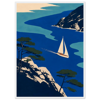 Grafisk maritim plakat med seilbåt mellom blått hav, svaberg og kystfuruer